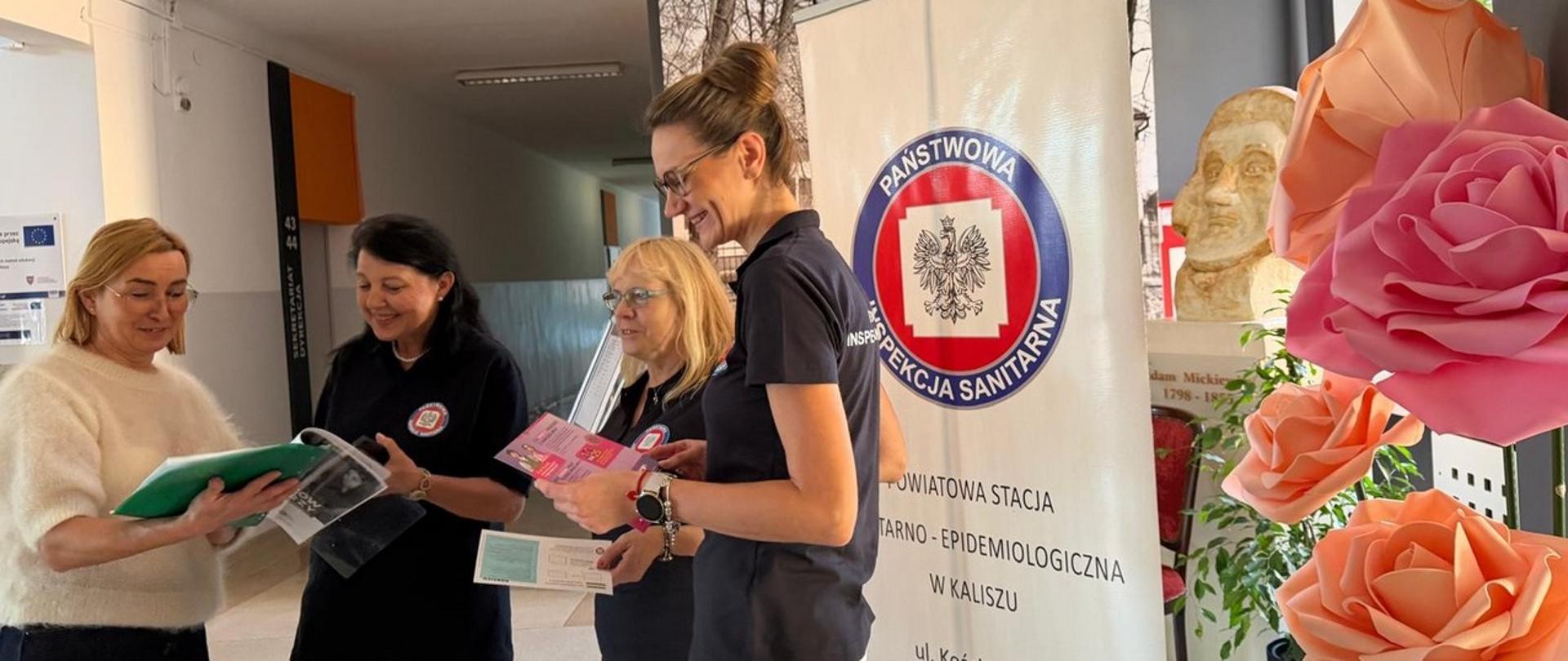 Punkt informacyjno-edukacyjny w SP nr 7 podczas wywiadówki 