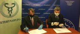 Główny Lekarz Weterynarii i Główny Inspektor Farmaceutyczny podpisujący porozumienie.