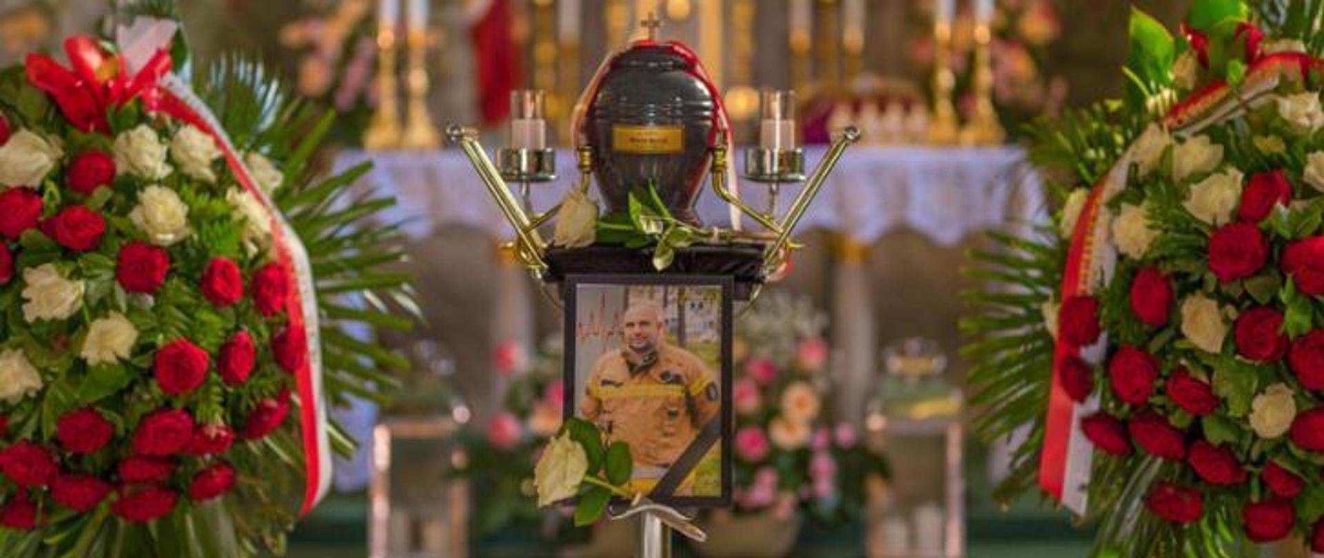 Urna z prochami i zdjęcie druha OSP.