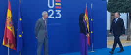 
Dyrektor Generalny MFiPR Robert Bartold na nieformalnym spotkaniu przedstawicieli państw UE w Murcji, dyrektor Bartold podchodzi do witających go przedstawicieli rządu hiszpańskiego, którzy stoją przy flagach Hiszpanii i UE