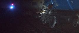 Wykolejony wagon po zderzeniu składu pociągu z dzikim zwierzęciem.