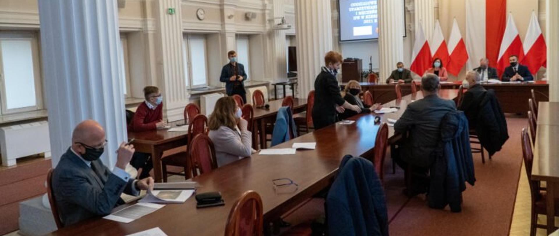 Na pierwszym planie członkowie Komitetu Ochrony Pamięci Walk i Męczeństwa przy Oddziale IPN w Rzeszowie we wnętrzu sali kolumnowej Podkarpackiego Urzędu Wojewódzkiego w Rzeszowie podczas posiedzenia. 