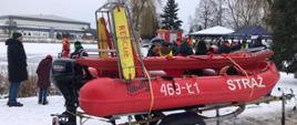 widoczne pokazy technik ratownictwa na zamarzniętych akwenach.