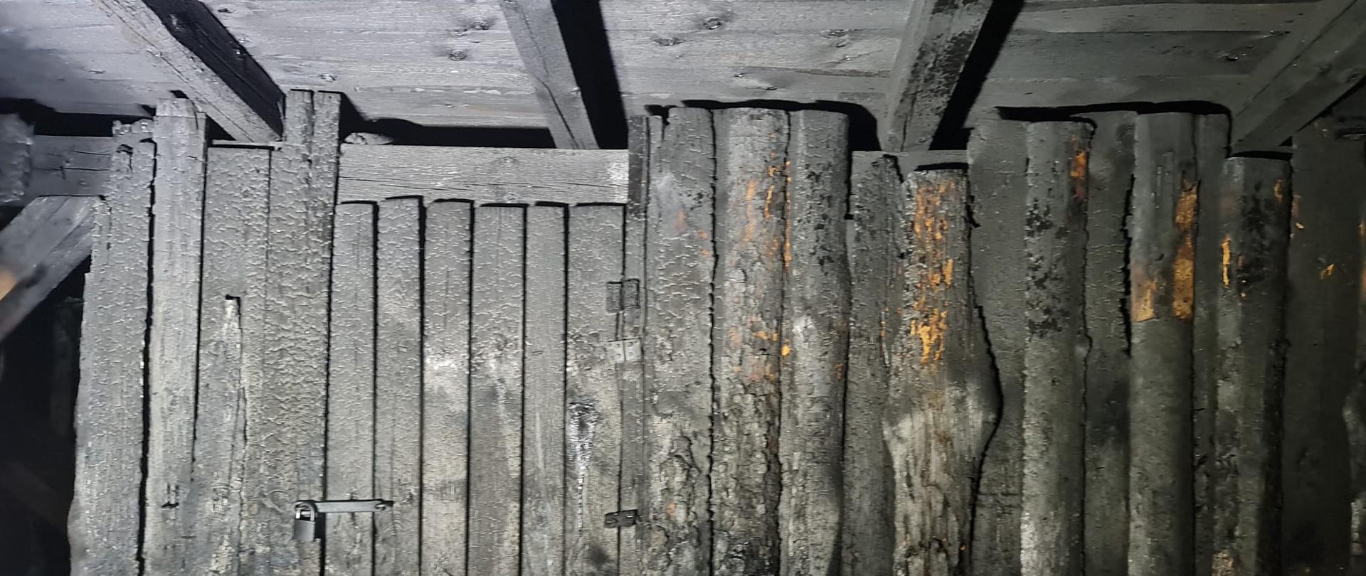 Na zdjęciu widoczne są spalone deski