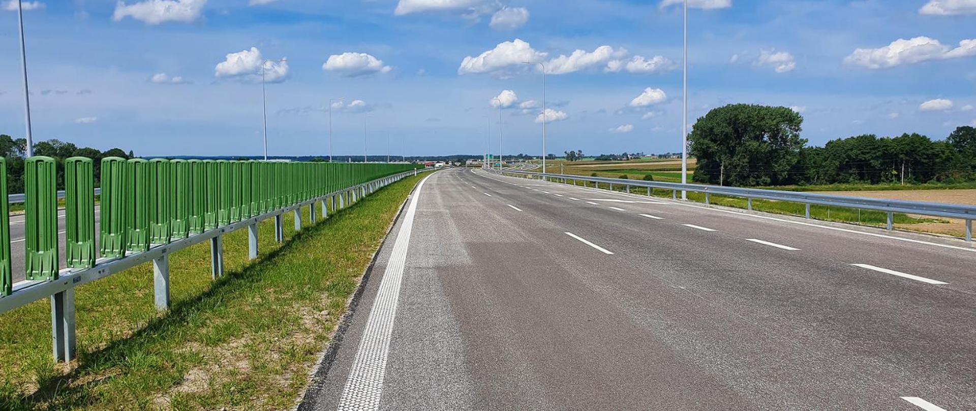 zdjęcie drogi ekspresowej z poziomu ziemi