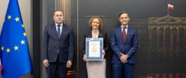 Kobieta i dwóch mężczyzn pozują do zdjęcia