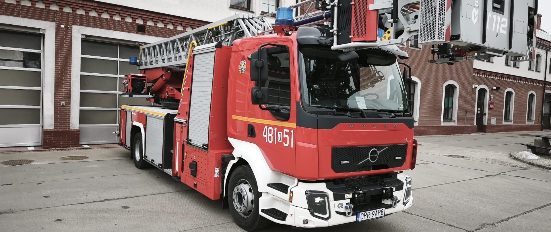 zdjęcie samochodu strażackiego z drabiną mechaniczną