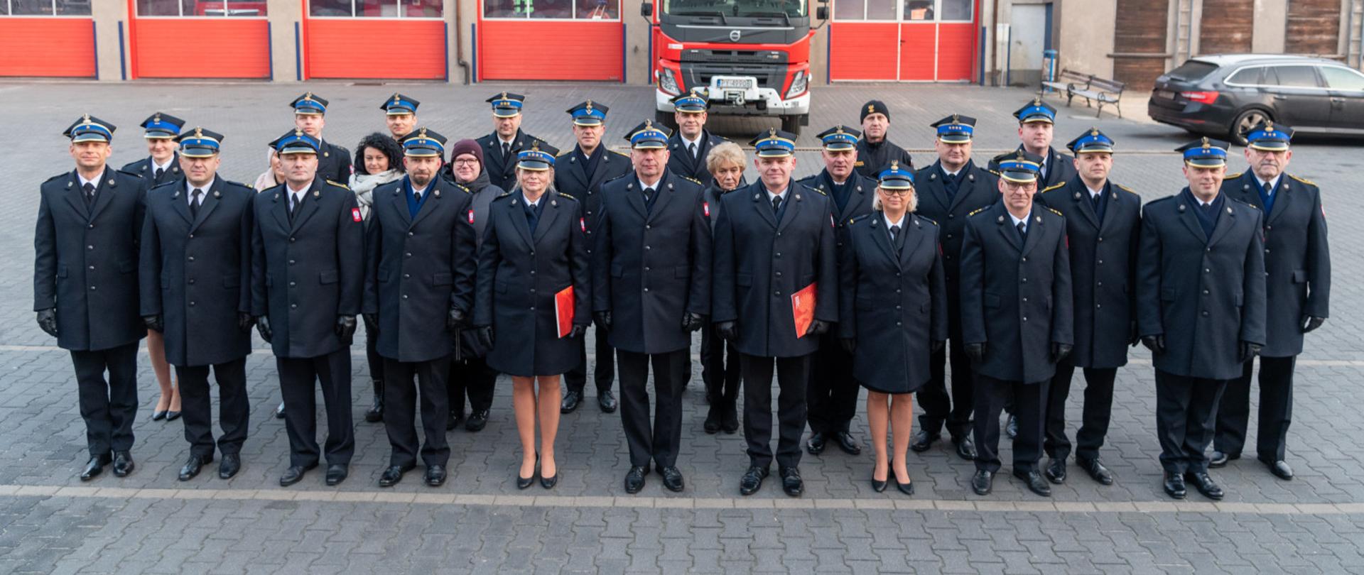 Pamiątkowe zdjęcie z odchodzącymi na zaopatrzenie emerytalne st. bryg. Rafałem Wypychem oraz st. kpt. Renatą Dokurno - Banasiak 