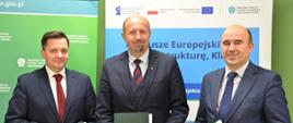 Na zdjęciu od lewej: Mateusz Balcerowicz, prezes Państwowego Gospodarstwa Wodnego Wody Polskie, Robert Gajda zastępca prezesa zarządu NFOŚiGW, Stanisław Longawa, dyrektor Regionalnego Zarządu Gospodarki Wodnej we Wrocławiu.