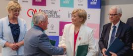 Zdjęcie grupowe z podpisania umowy