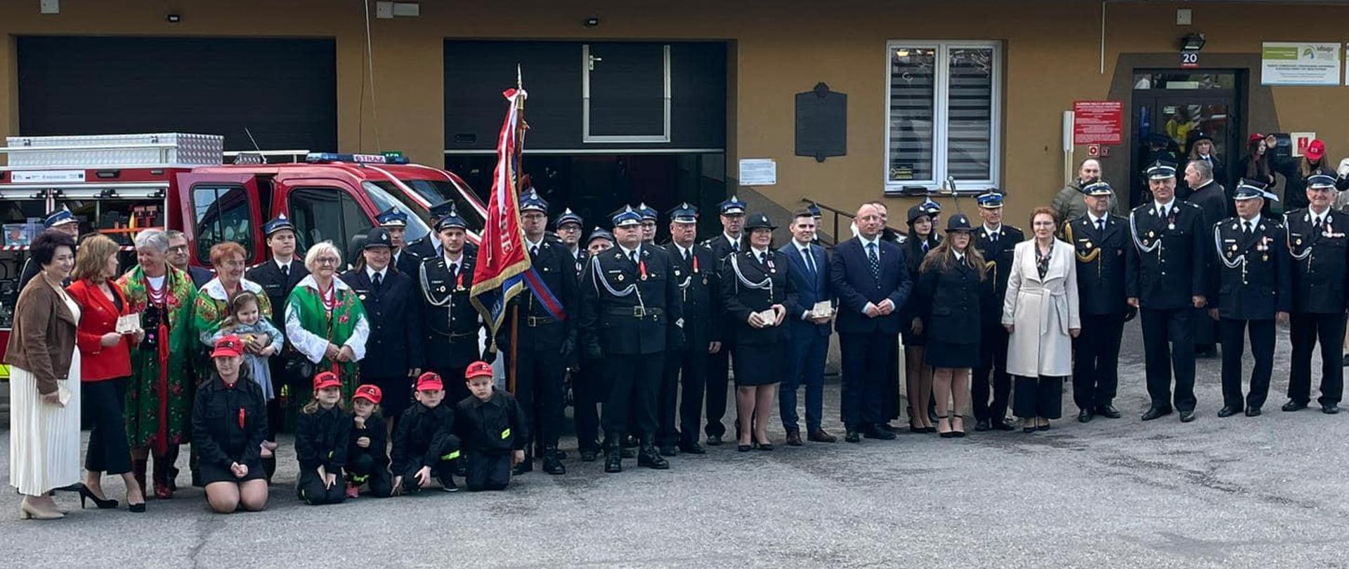 nowy_samochod_przekazany_dla_osp_marcyporeba