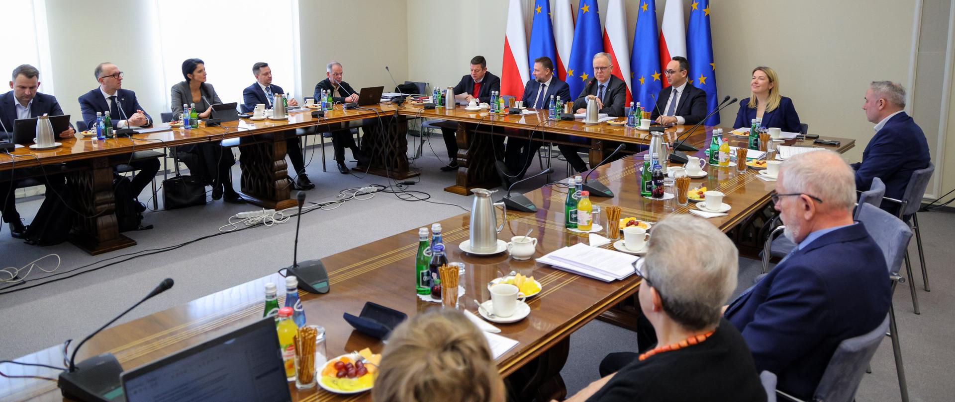 Spotkanie Zespołu ds. odporności po powodzi z udziałem Ministra Marcina Kierwińskiego, Ministra Infrastruktury Dariusza Klimczaka, Wiceminister Magdaleny Roguskiej, Wojewody Dolnośląskiej Anny Żabskiej. 