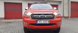 Zdjęcie pojazdu Ford Ranger na placu manewrowym Komendy Powiatowej Państwowej Straży Pożarnej w Krośnie Odrzańskim - przód pojazdu.
