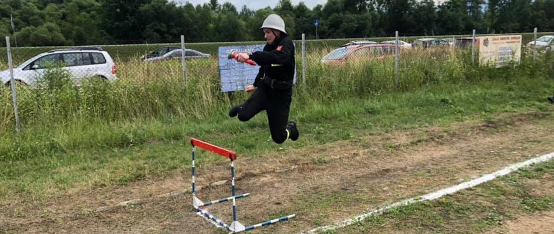 Zawodnik pokonuje płotek.