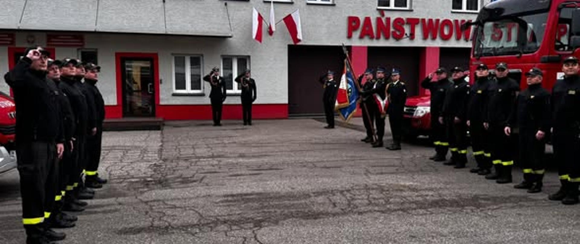 Funkcjonariusze KP PSP biorą udział w uroczystej zmianie służby z okazji Narodowego Święta Niepodległości. 