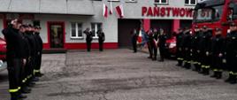 Funkcjonariusze KP PSP biorą udział w uroczystej zmianie służby z okazji Narodowego Święta Niepodległości. 