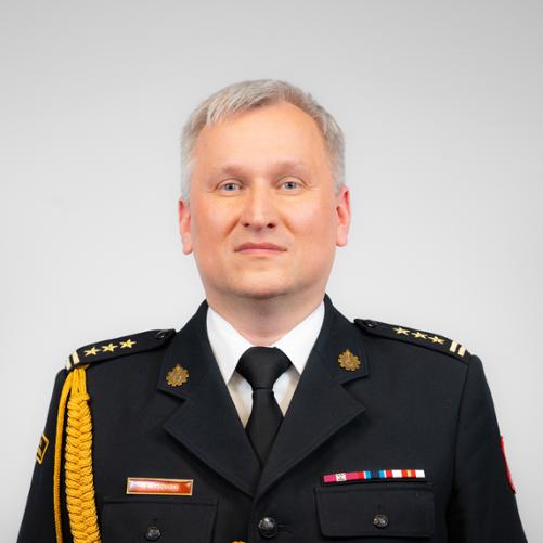 st. bryg. Waldemar Wysowski w czarnym mundurze wyjściowym ze sznurem oficerskim