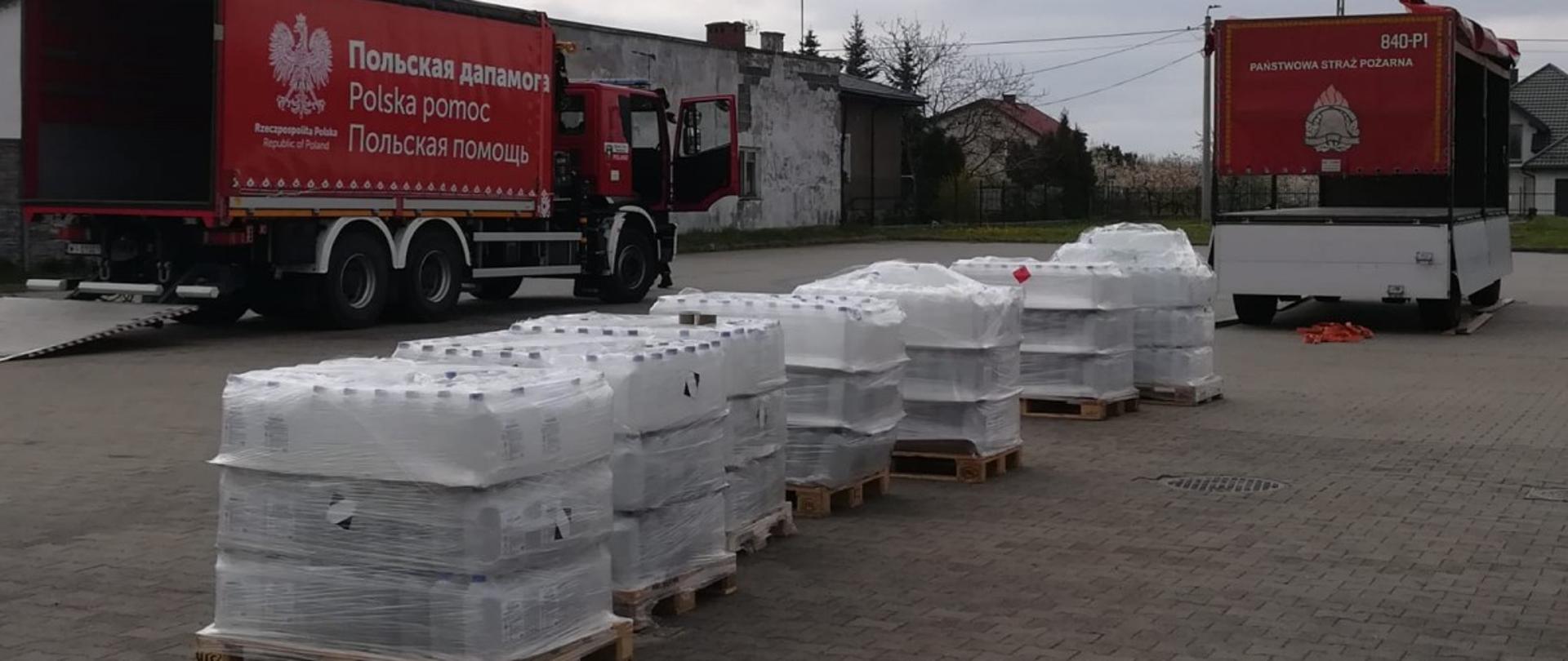 Płyn do dezynfekcji dla żłobków i przedszkoli transportowany przez mazowieckich strażaków