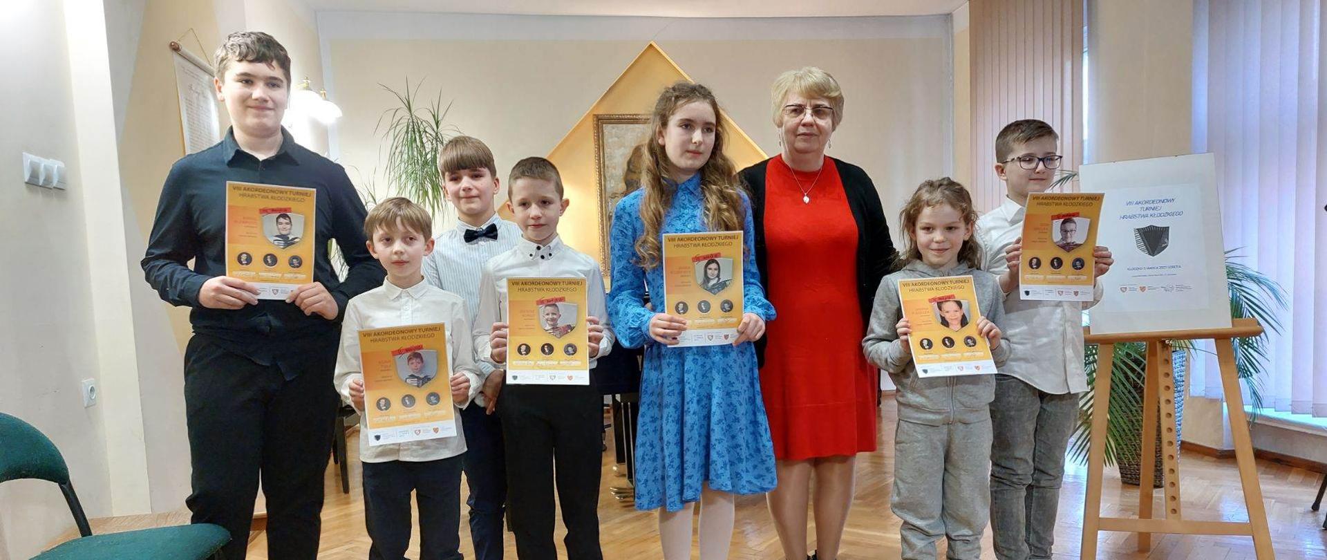 uczniowie klasy akordeonu P. Danuty Jabłońskiej nagrodzeni w konkursie trzymają w rękach dyplomy