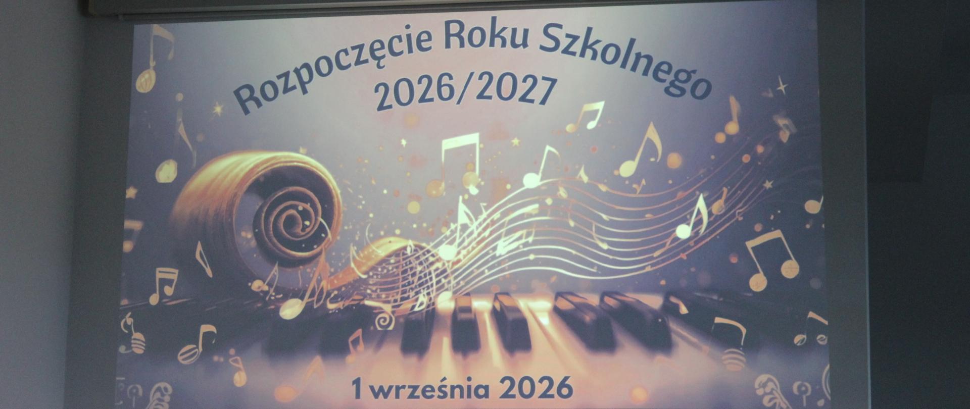 na zdjęciu ukazany plakat na projektorze szkolnym, jest złożony z wielu elementów muzycznych, nut, pięciolinii, klawiatury fortepianu, utrzymany w ciemno-jasnymi barwami