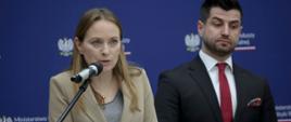 Minister funduszy i polityki regionalnej Katarzyna Pełczyńska-Nałęcz stoi przy mikrofonie, po prawej stronie stoi p.o. I prezesa KZN Lukasz Bałajewicz