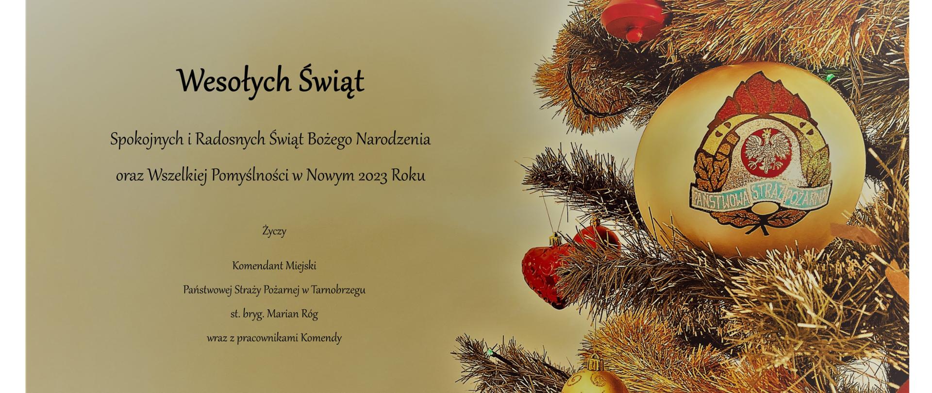 Grafika, która przedstawia ozdoby choinkowe, w tym największą bombkę choinkową z logiem Państwowej Straży Pożarnej. Po lewej stronie grafiki tekst życzeń świąteczno-noworocznych. 