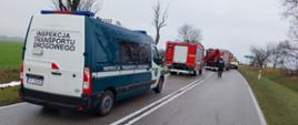 Patrol świętokrzyskiej Inspekcji Transportu Drogowego i służby ratunkowe na miejscu wypadku w Błogoszowie (powiat jędrzejowski).