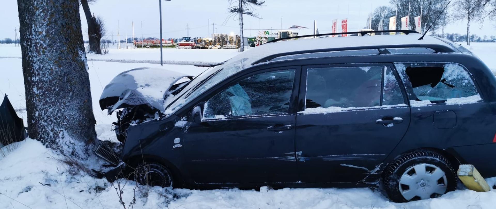 WYPADEK DROGOWY SAMOCHODU OSOBOWEGO