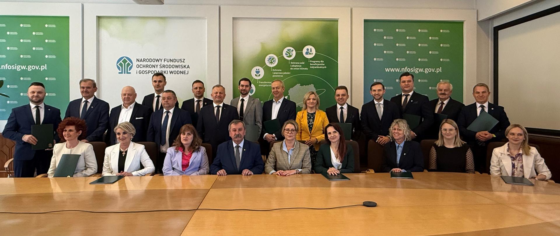 zdjęcie grupowe w siedzibie NFOŚiGW