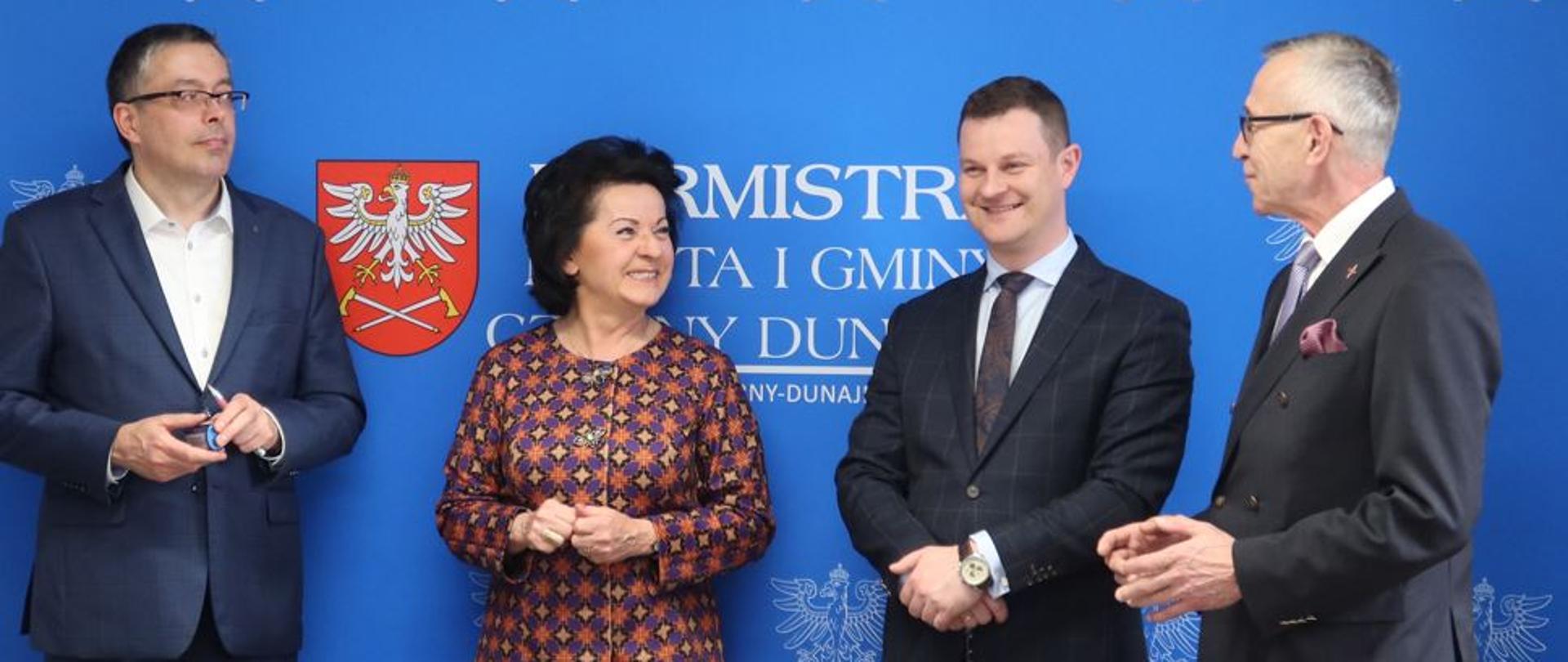 Uczestnicy uroczystego podpisania umowy o dofinansowanie dla Czarnego Dunajca