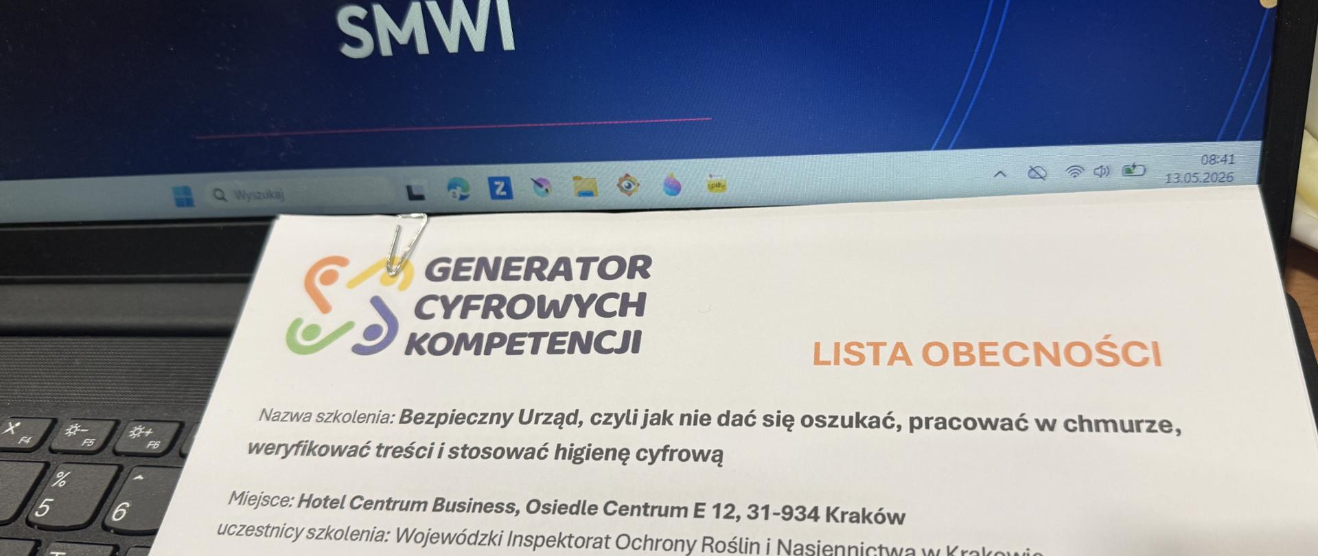 Na zdjęciu widoczna lista z tematem szkolenia, datą, miejscem i zakresem czasowym znajdująca się na klawiaturze laptopa