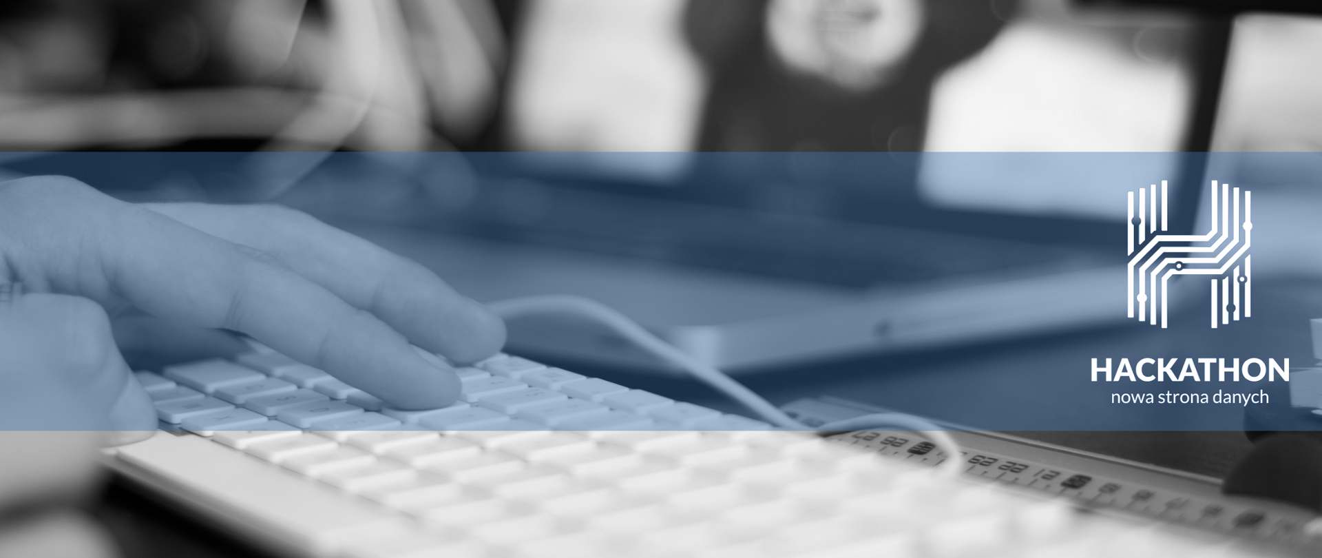 Dłoń na klawiaturze. Obok napis: Hackathon - nowa strona danych.