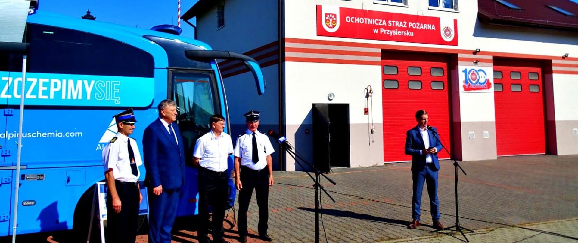 na zdjęciu rozpoczęcie szczepień w szczepionkobusie w powiecie świeckim. Od lewej strony na zdjęciu Zastępca Komendanta Powiatowego Państwowej Straży Pożarnej w Świeciu starszy brygadier Andrzej Rafalski, Wicewojewoda Kujawsko-Pomorski Józef Ramlau, Wójt Gminy Bukowiec Adam Licznerski oraz vice Prezes Zarządu Oddziału Wojewódzkiego Związku Ochotniczych Straży Pożarnych Rzeczypospolitej Polskiej druh Janusz Gerke