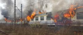 zdjęcie przedstawia pożar wagonów kolejowych stojących na bocznicy.