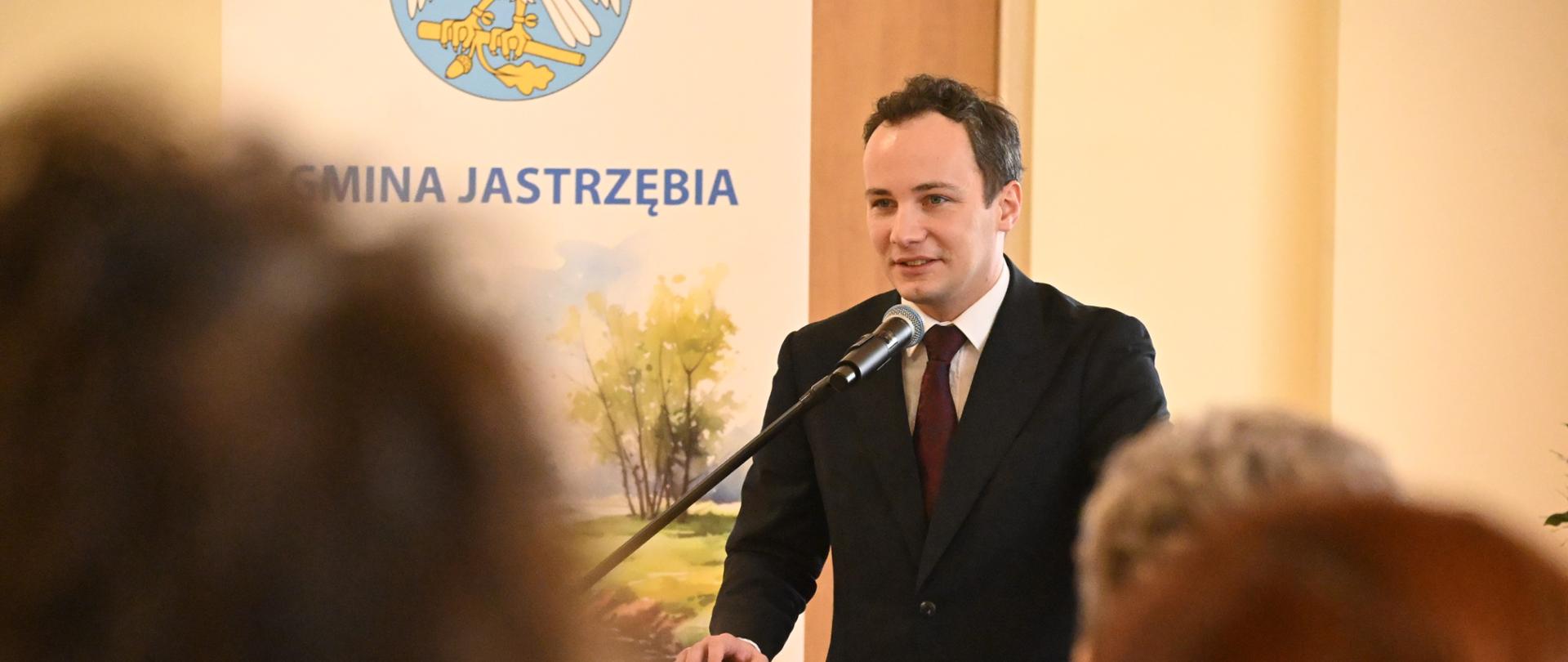 Na zdjęciu widać mężczyznę