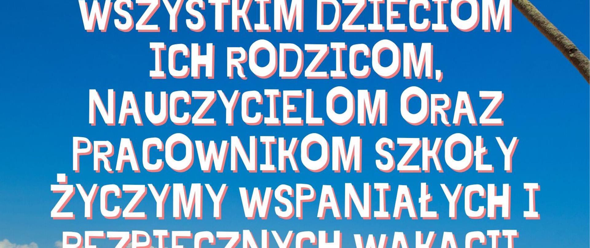 Zdjęcie przedstawia piaszczystą plażę z błękitną wodą. W oddali widać wyspę z drzewami. U góry po prawo drzewo palma. Na środku życzenia wakacyjne - białe litery. 