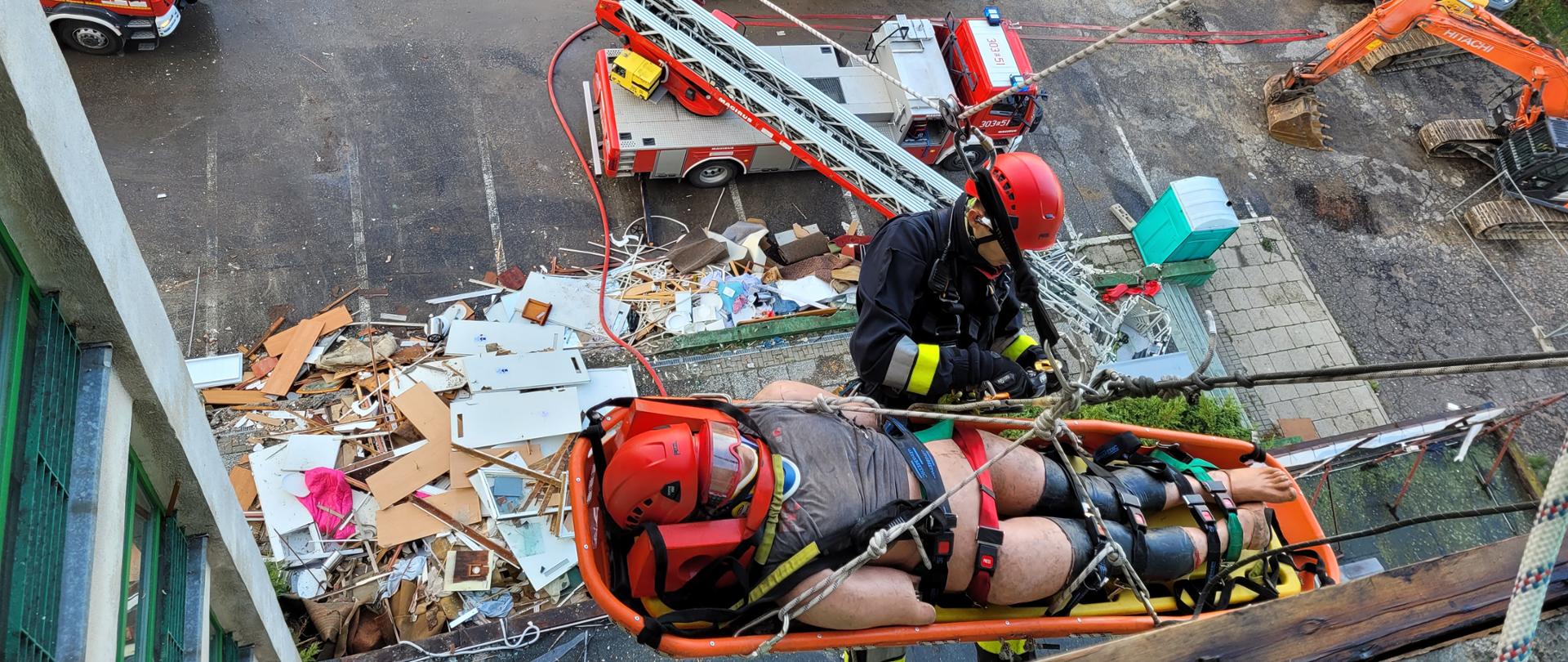 Ratownik wysokościowy podczas ewakuacji osoby poszkodowanej za pomocą technik alpinistycznych