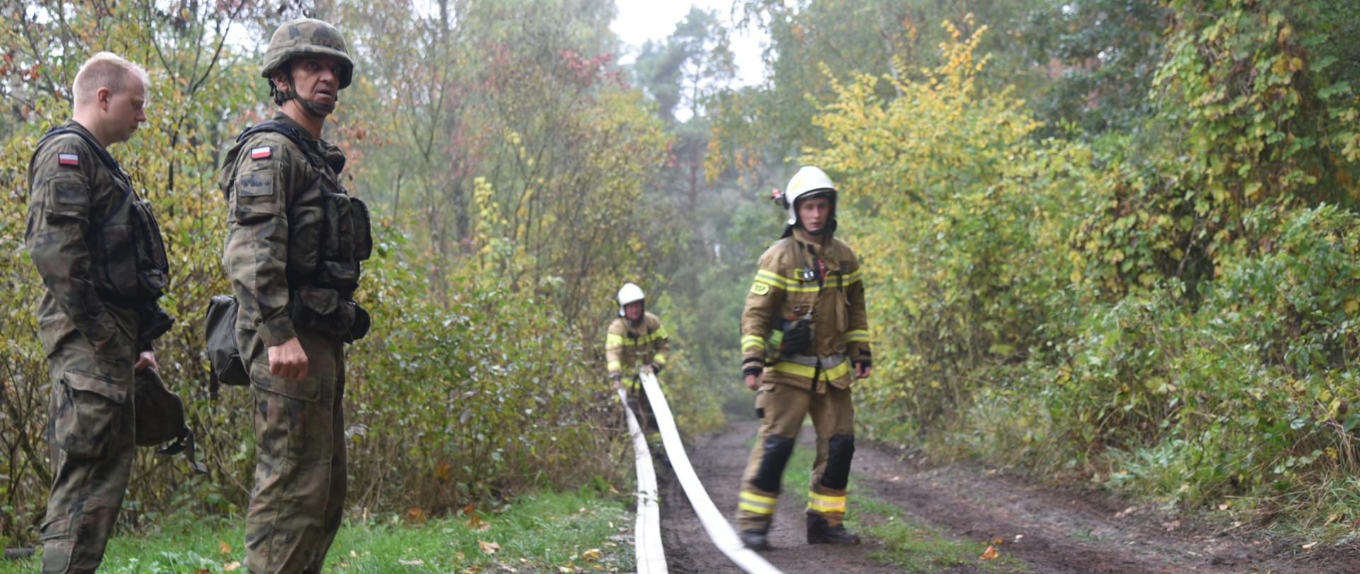 Ćwiczenia z 5 LPA Sulechów - strażacy razem z wojskiem rozwijają linie gaśnicze