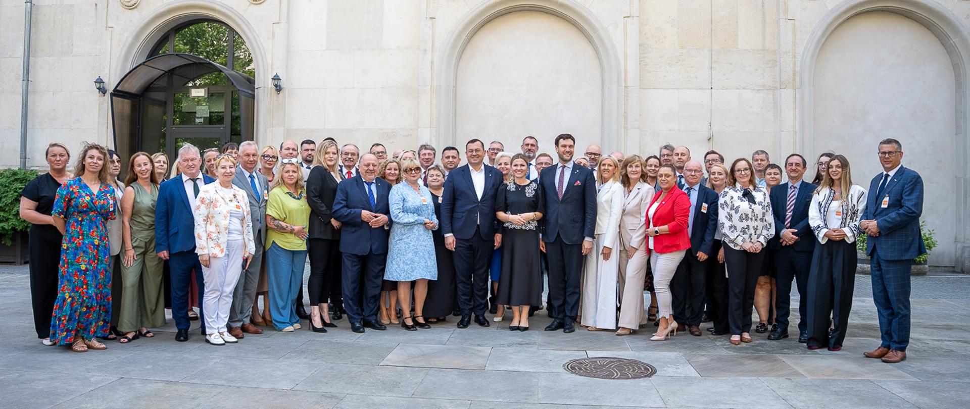 Zdjęcie grupowe z ministrem Krajewskim i wiceministrem Nowakiem (fot. MRiRW)