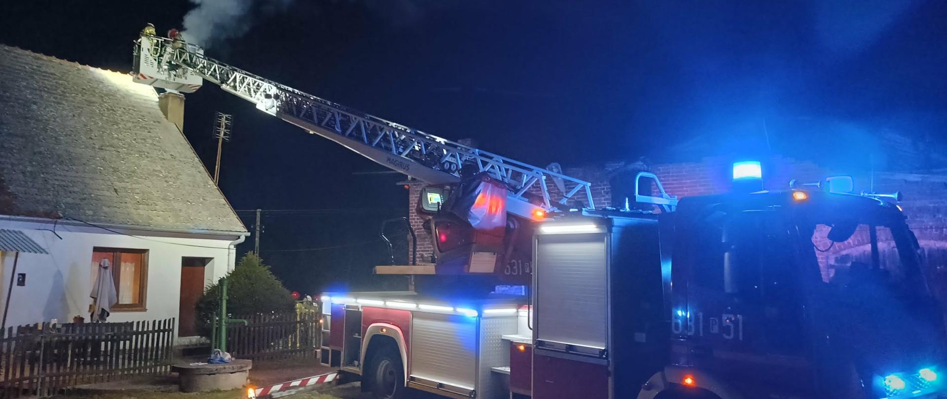 Na zdjęciu widać drabinę mechaniczną podczas działań 