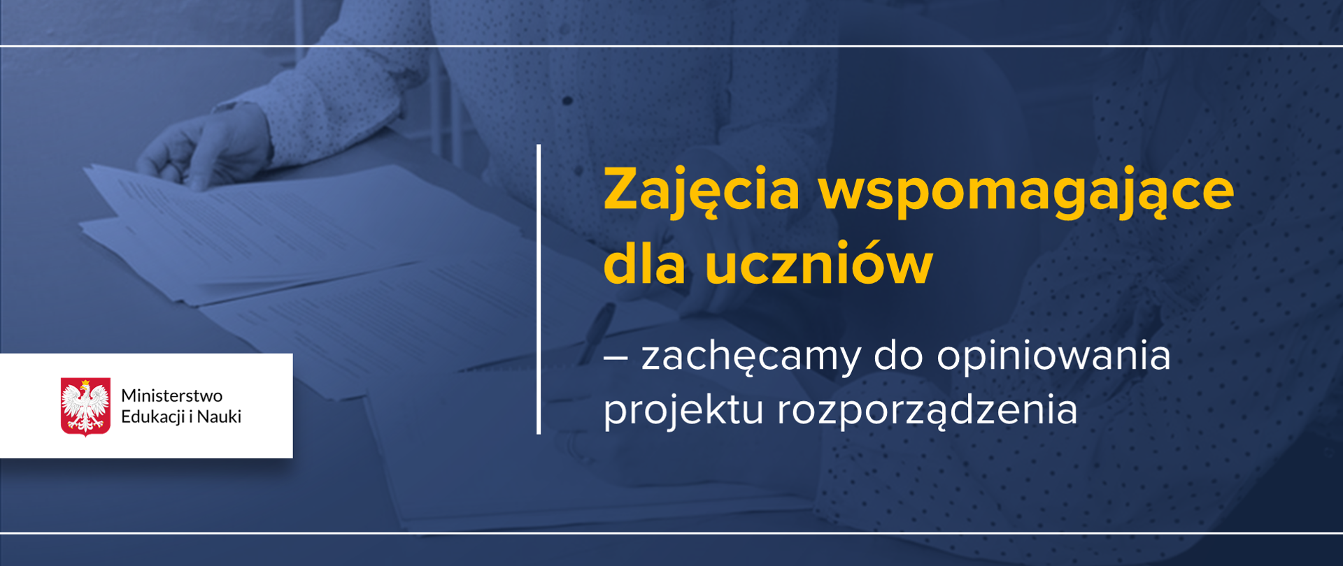 Grafika prezentuje sylwetki dwóch kobiet, które siedzą przy stole. na którym są porozkładane papiery. Całość przysłonięta niebieską poświatą. Po lewej stronie logotyp Ministerstwa Edukacji i Nauki po prawej stronie napis Zajęcia wspomagające dla uczniów - zachęcamy do opiniowania projektu rozporządzenia 