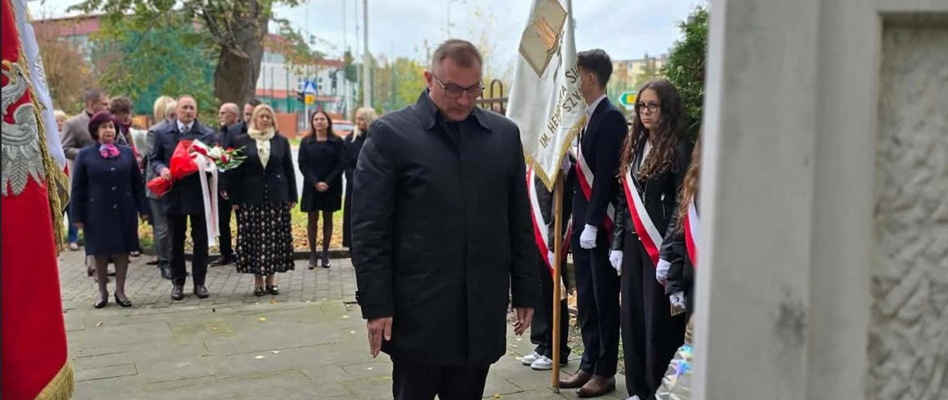 Młodzież z Szydłowca pamiętała o swoich nauczycielach w dniu ich święta