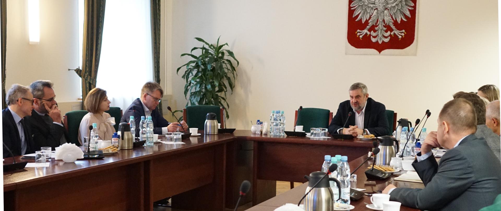 Minister Ardanowski podczas spotkania z przedstawicielami koncernów tytoniowych