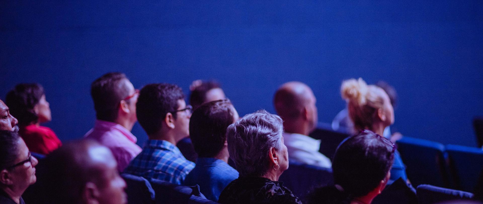 Zdjęcie autorstwa Luis Quintero z Pexels: https://www.pexels.com/pl-pl/zdjecie/ludzie-siedzacy-na-krzeslach-gangow-2774556/