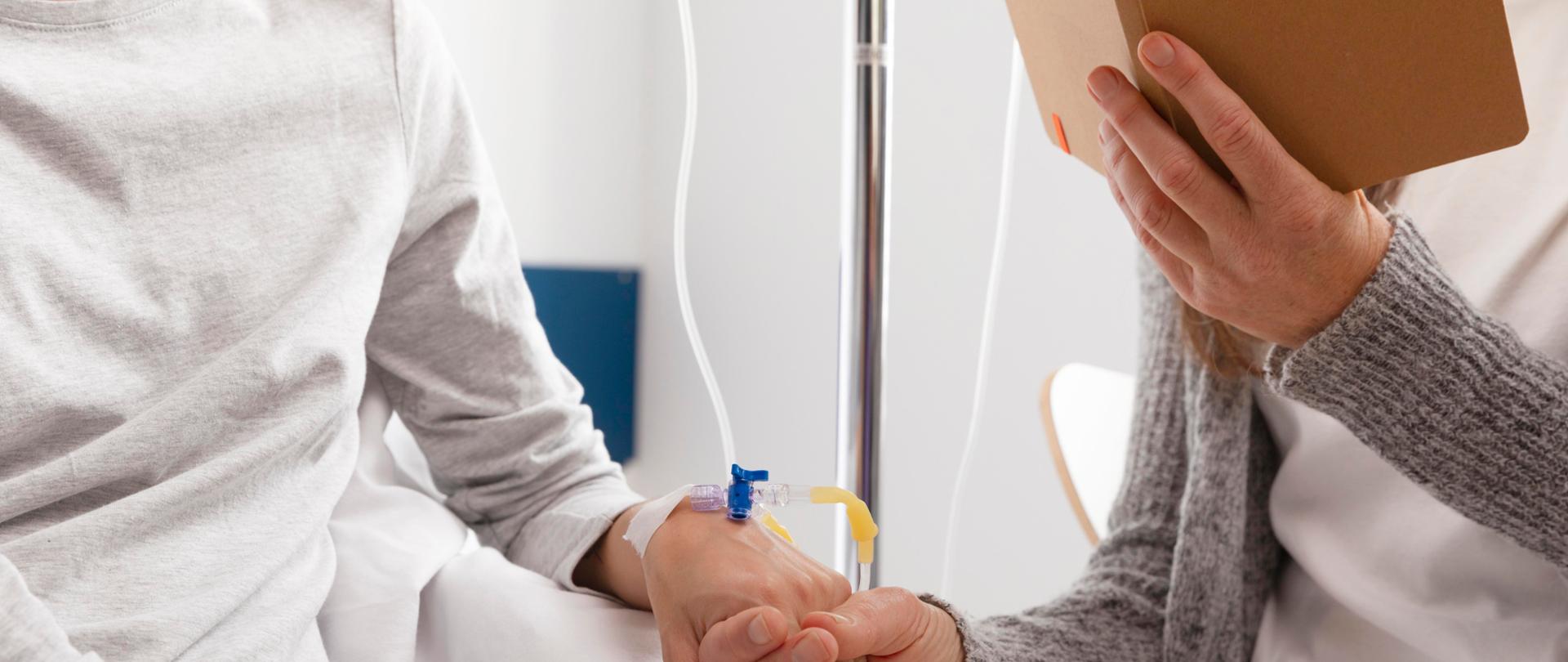 dwie osoby, trzymające się za rękę podczas chemioterapii