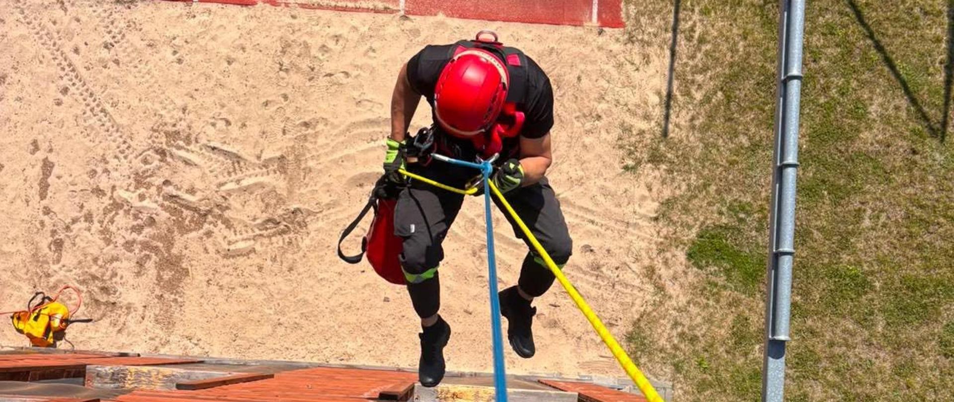 Ratownik podczas opuszczania się ze wspinalni