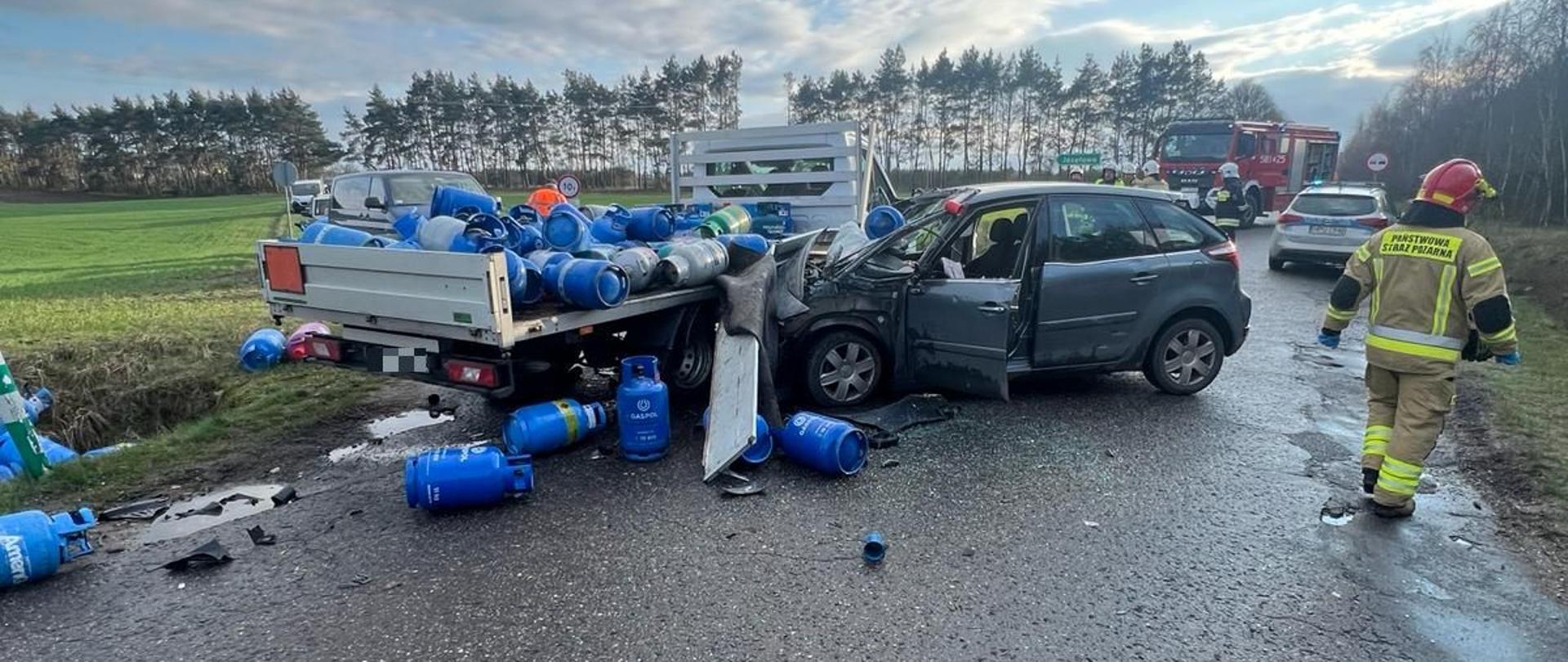 samochód bus przewożący butle od gazu zderzył się z samochodem osobowym