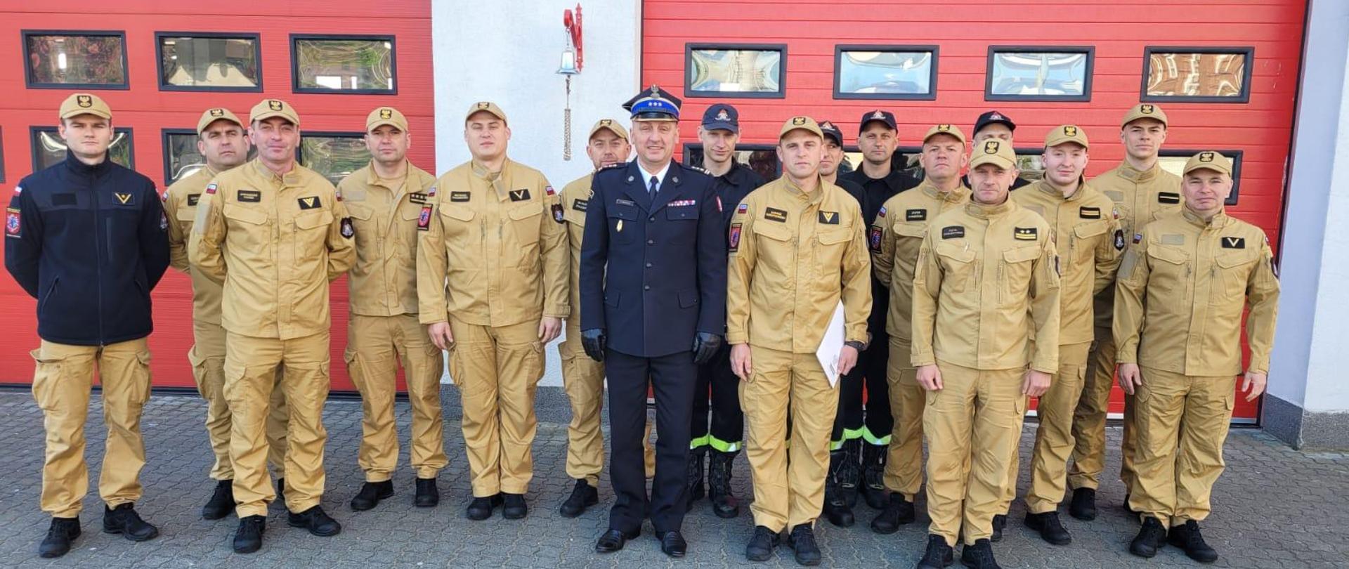 Na zdjęciu strażacy podczas uroczystej zmiany służby