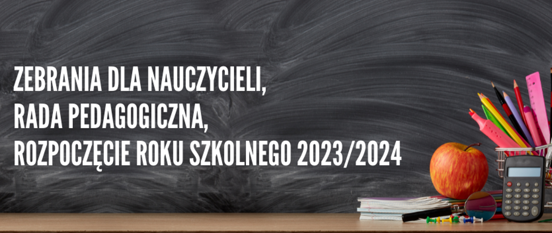 grafika. Biurko nauczyciela, na którym stoją przybory szkolne oraz czerwone jabłko, w tle czarna tablica szkolna. Na grafice napis: zebrania dla nauczycieli, rada pedagogiczna, rozpoczęcie roku szkolnego 2023/2024