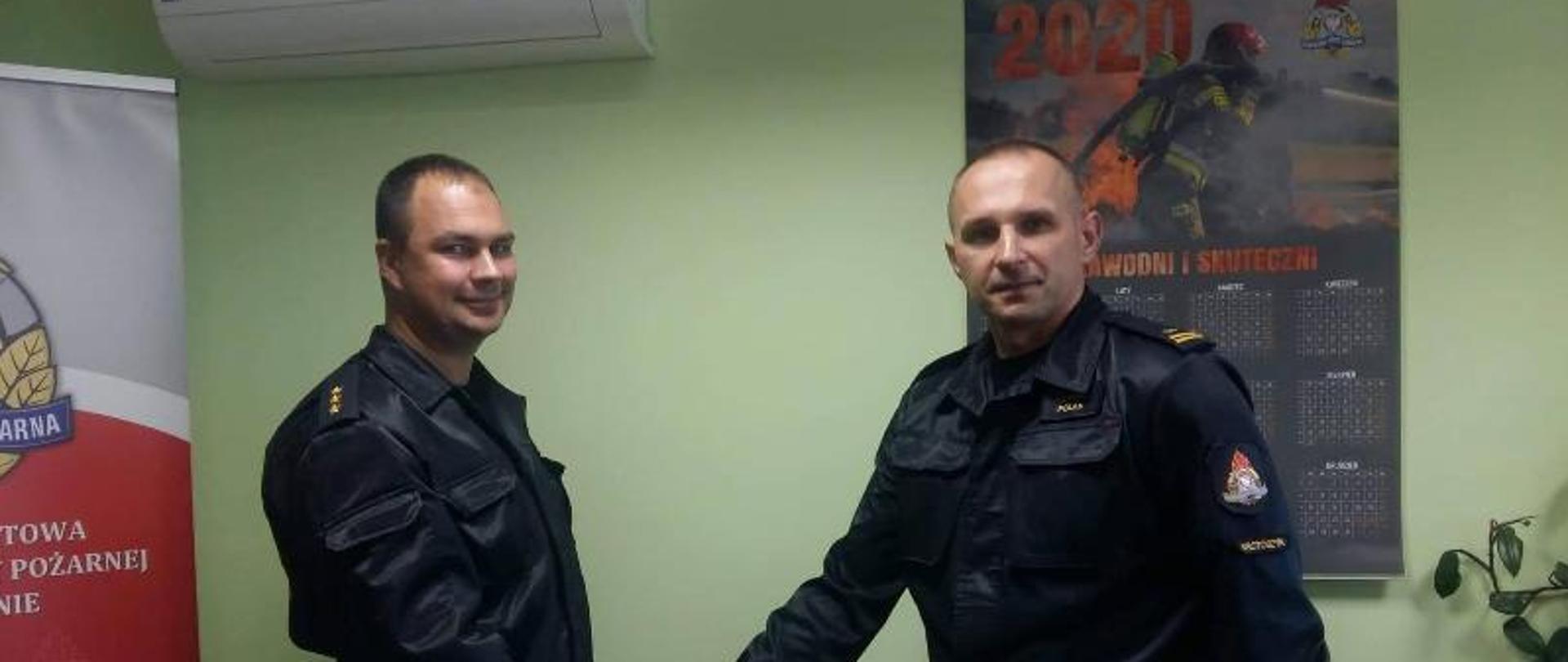 Kolejne zmiany w strukturach krotoszyńskiej strażnicy. Komendant Powiatowy PSP w Krotoszynie ściska dłoń nowego naczelnika wydziału kpt. Michała Morty. Uroczystość wręczenia aktu mianowania na stanowisko naczelnika odbyła się w biurze komendanta powiatowego. 